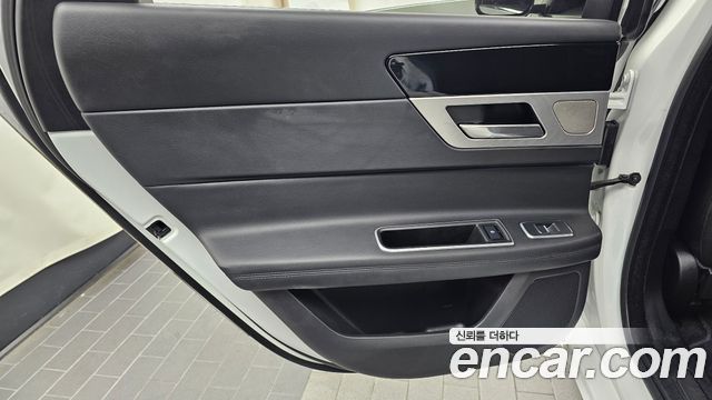 Jaguar XF 2018 — photo 15