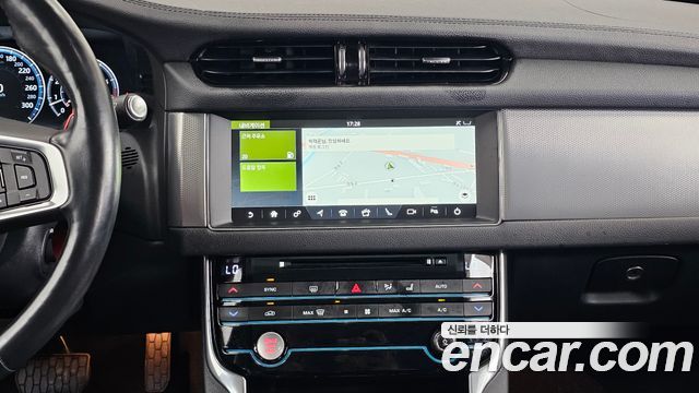 Jaguar XF 2018 — photo 27