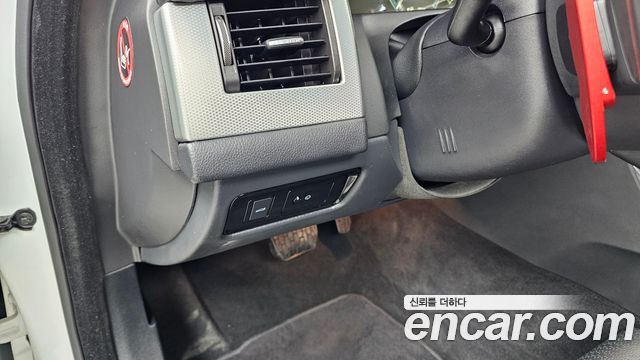 Jaguar XF 2018 — photo 29