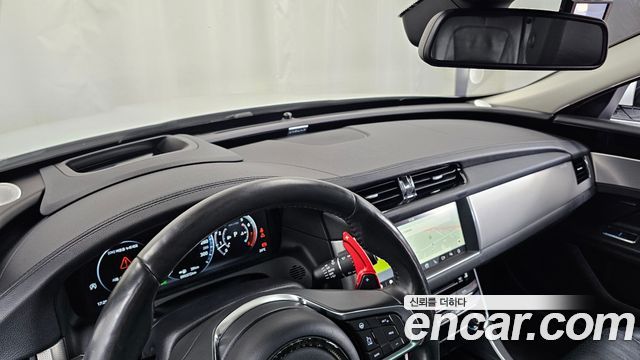 Jaguar XF 2018 — photo 34