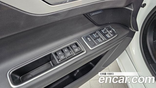 Jaguar XF 2018 — photo 35