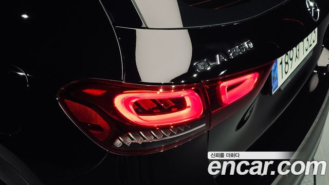 Mercedes-Benz GLA-Class 2023 — photo 9