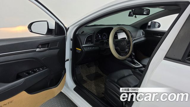 Hyundai AVANTE 2018 — photo 13