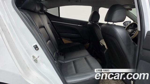 Hyundai AVANTE 2018 — photo 17