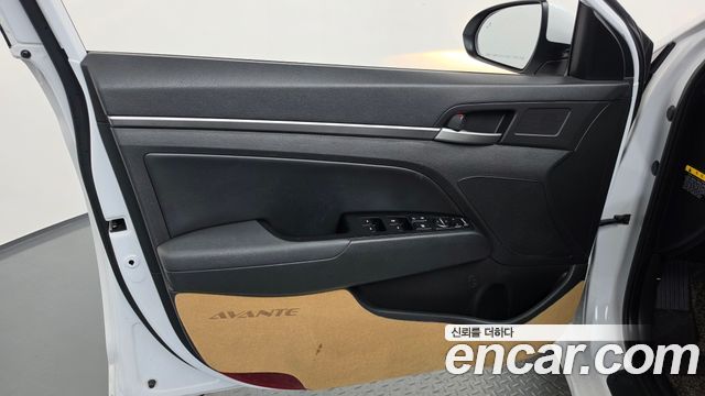 Hyundai AVANTE 2018 — photo 14