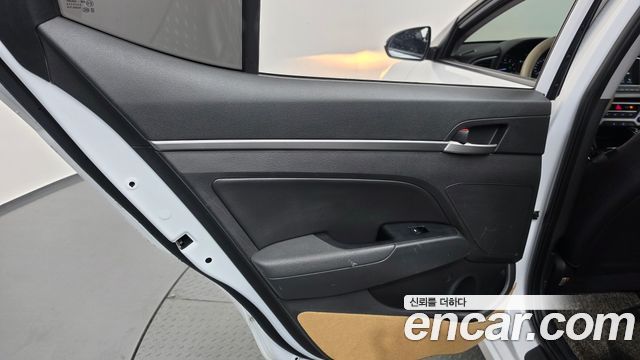 Hyundai AVANTE 2018 — photo 15