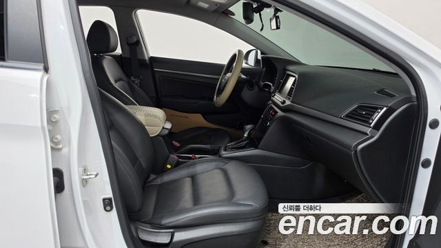 Hyundai AVANTE 2018 — photo 16
