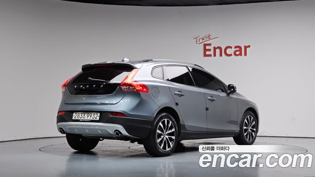 Volvo V40 2019 — photo 2