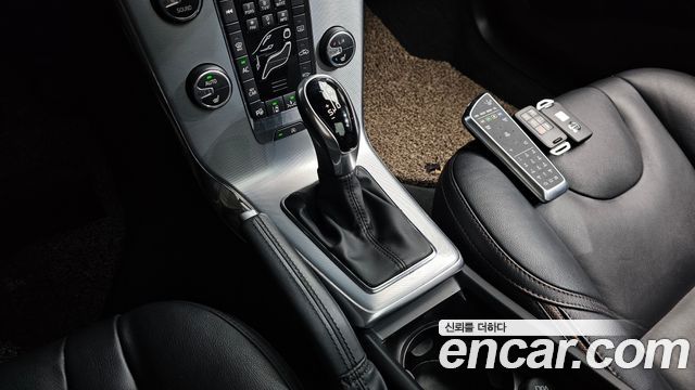Volvo V40 2019 — photo 12