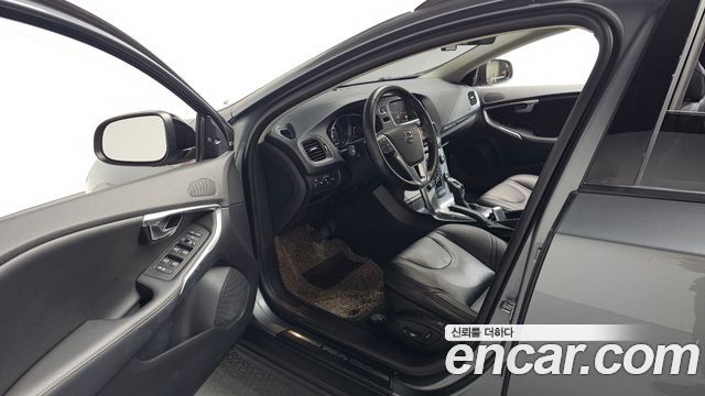 Volvo V40 2019 — photo 13