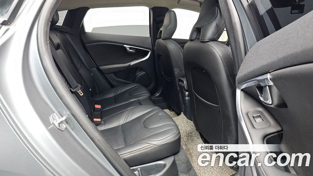 Volvo V40 2019 — photo 17