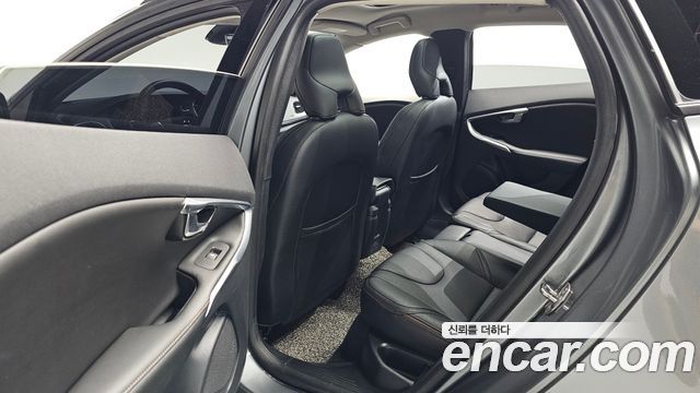 Volvo V40 2019 — photo 18