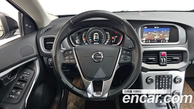 Volvo V40 2019 — photo 19