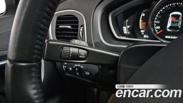Volvo V40 2019 — photo 21