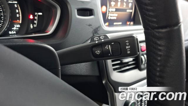 Volvo V40 2019 — photo 22