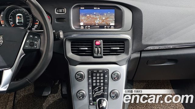 Volvo V40 2019 — photo 23