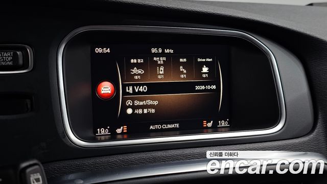 Volvo V40 2019 — photo 25