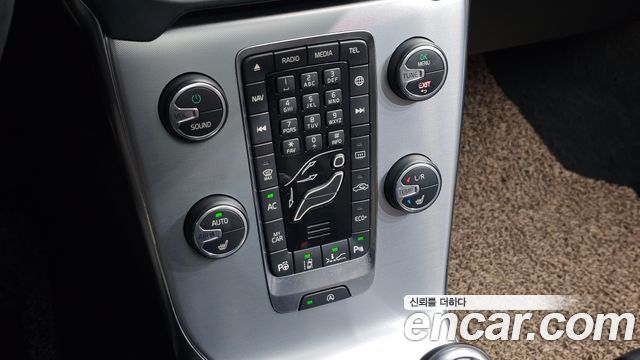 Volvo V40 2019 — photo 26