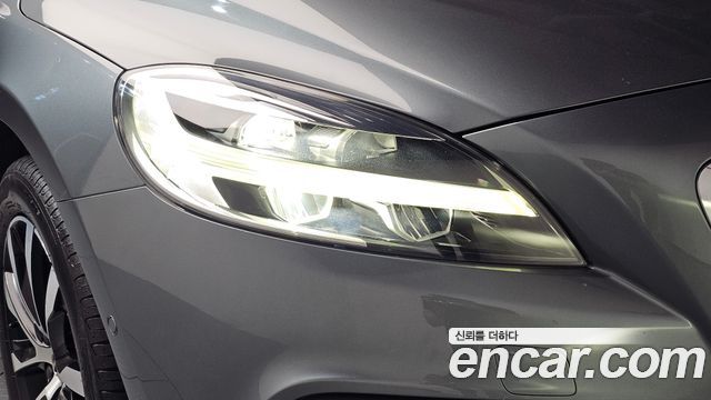 Volvo V40 2019 — photo 8