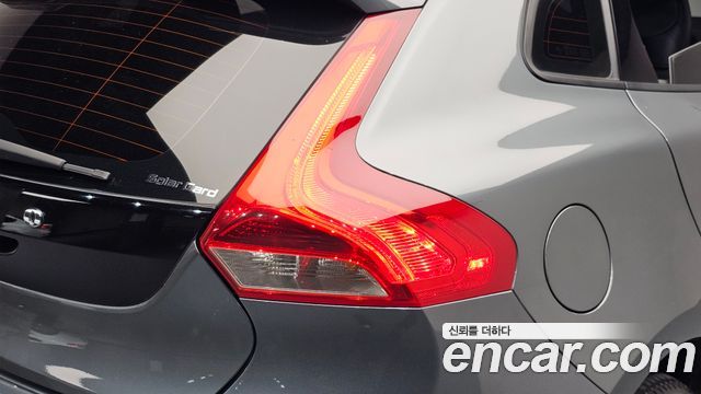 Volvo V40 2019 — photo 9
