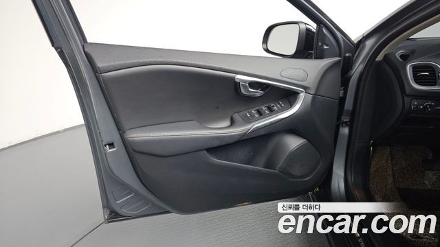 Volvo V40 2019 — photo 14