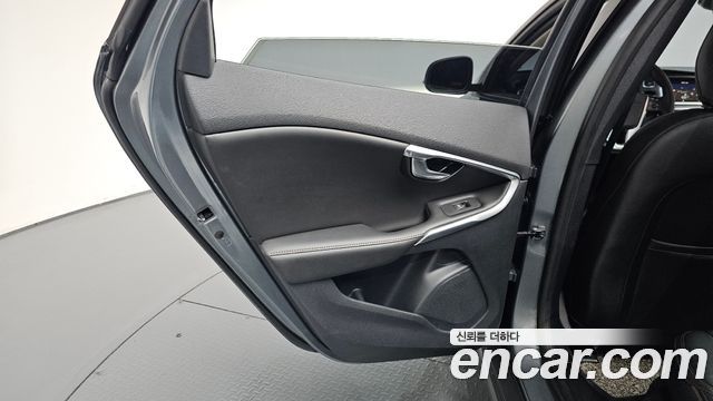 Volvo V40 2019 — photo 15