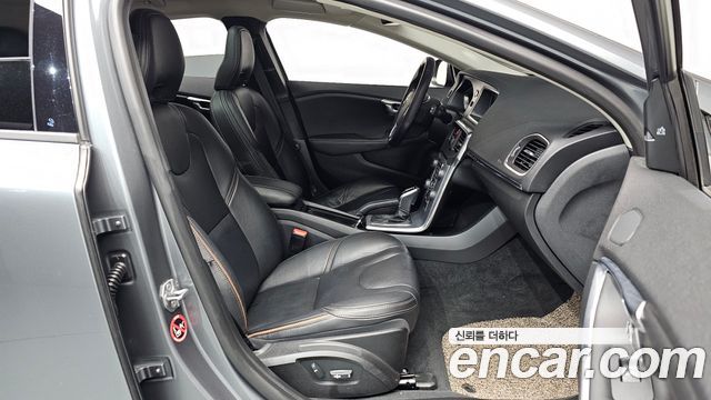 Volvo V40 2019 — photo 16