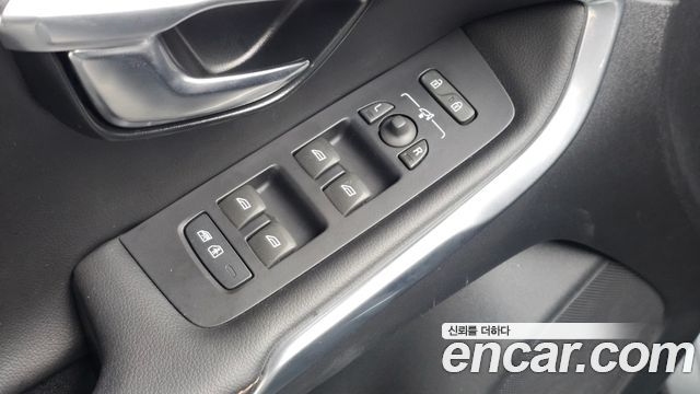 Volvo V40 2019 — photo 27
