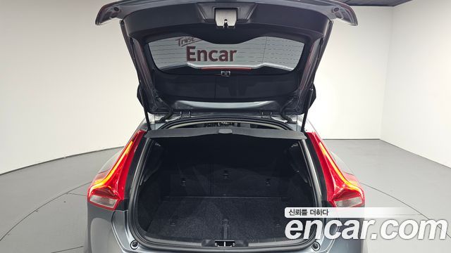 Volvo V40 2019 — photo 31
