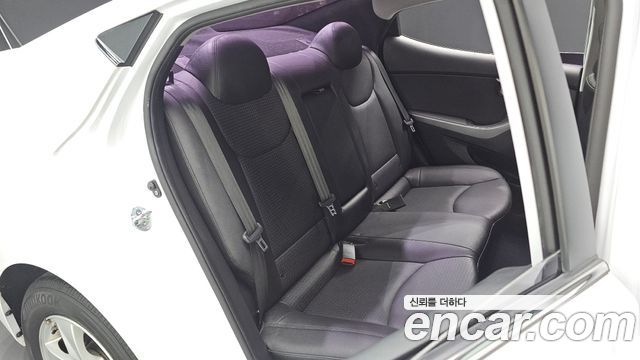 Hyundai AVANTE 2016 — photo 16