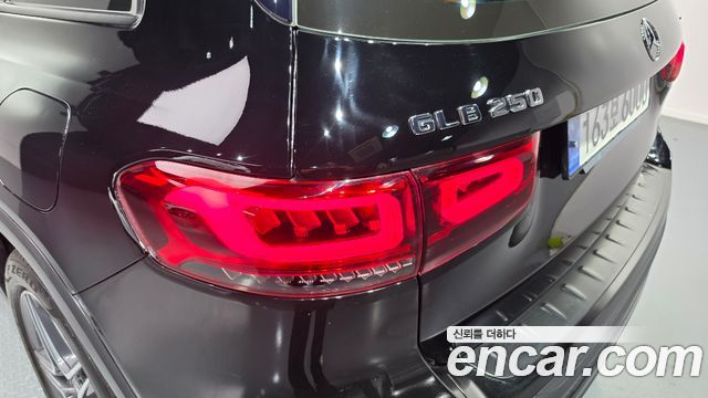 Mercedes-Benz GLB-Class 2020 — photo 9