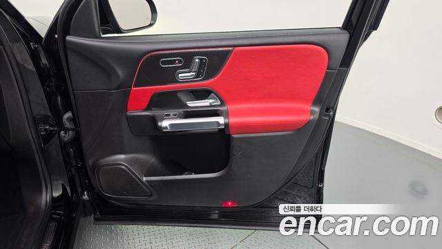 Mercedes-Benz GLB-Class 2020 — photo 14