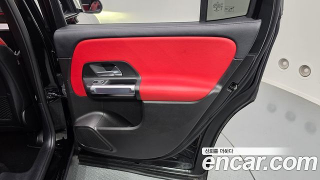 Mercedes-Benz GLB-Class 2020 — photo 15