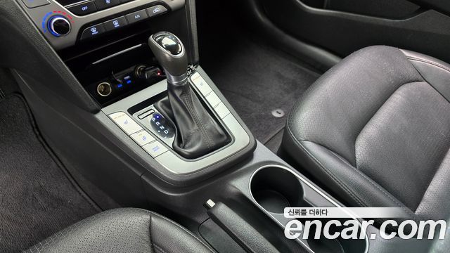 Hyundai AVANTE 2017 — photo 9
