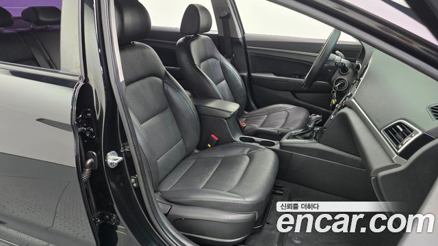 Hyundai AVANTE 2017 — photo 12