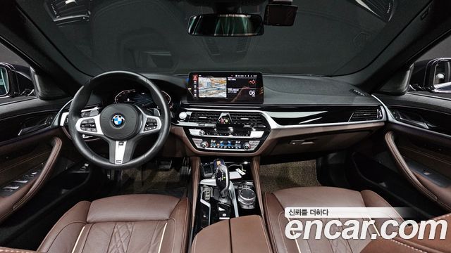 BMW 5-Series 2022 — photo 10