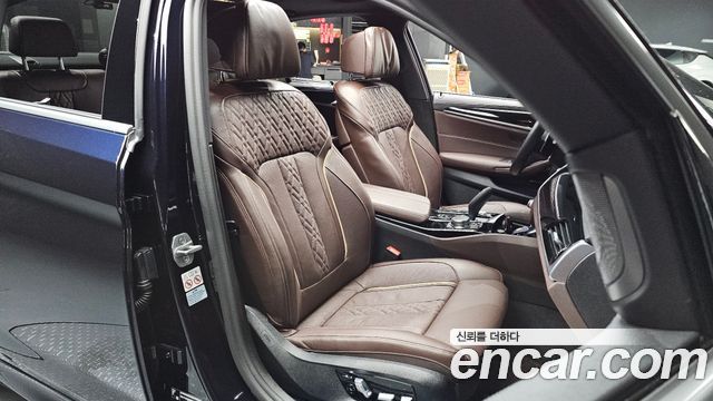 BMW 5-Series 2022 — photo 13