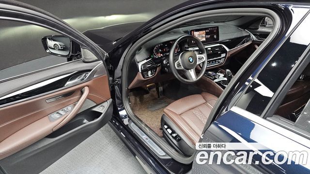 BMW 5-Series 2022 — photo 17