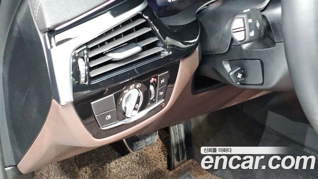 BMW 5-Series 2022 — photo 20