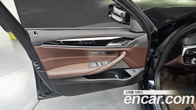 BMW 5-Series 2022 — photo 14