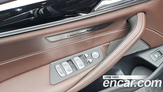 BMW 5-Series 2022 — photo 28