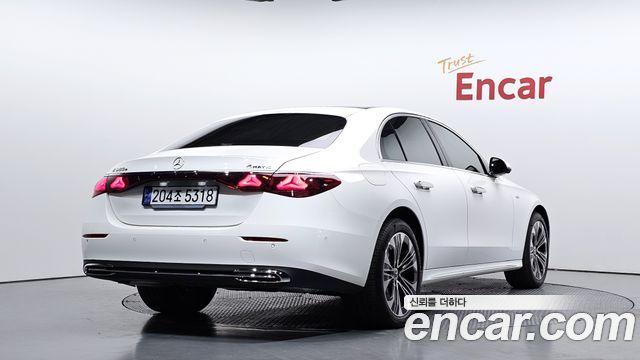 Mercedes-Benz E-Class 2025 — photo 2