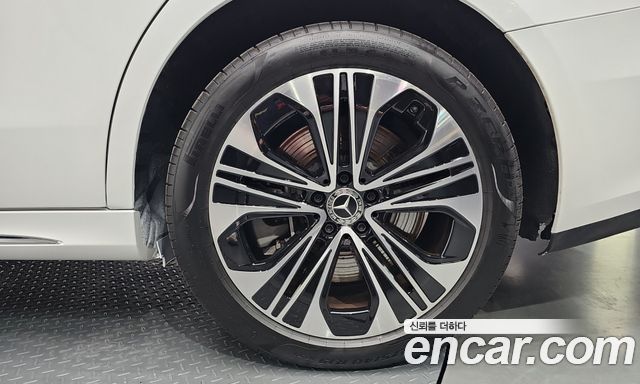 Mercedes-Benz E-Class 2025 — photo 7
