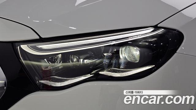 Mercedes-Benz E-Class 2025 — photo 8