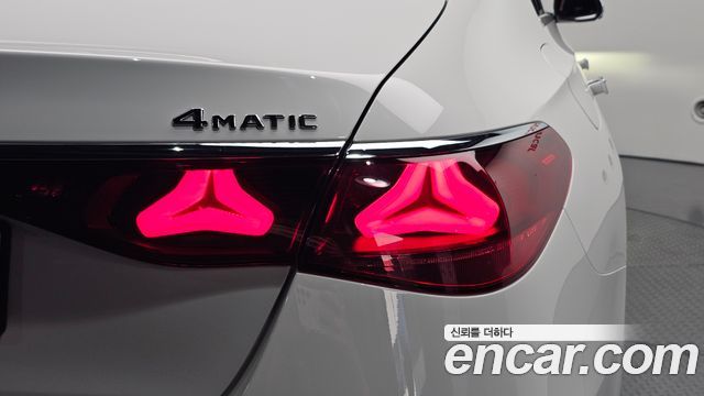 Mercedes-Benz E-Class 2025 — photo 9