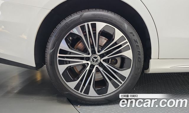 Mercedes-Benz E-Class 2025 — photo 39