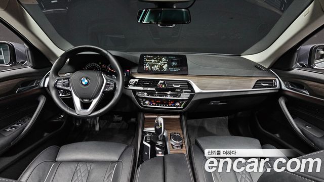 BMW 5-Series 2018 — photo 10
