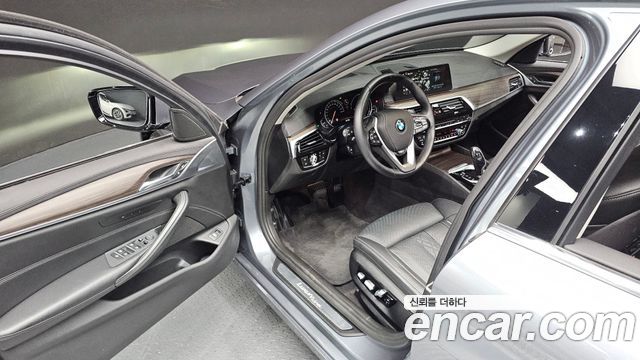 BMW 5-Series 2018 — photo 17