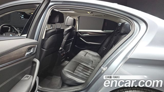 BMW 5-Series 2018 — photo 18