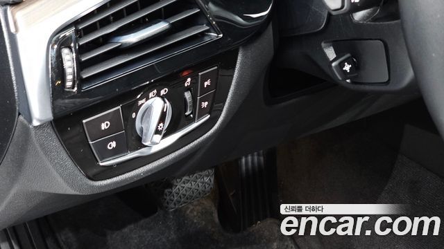 BMW 5-Series 2018 — photo 20